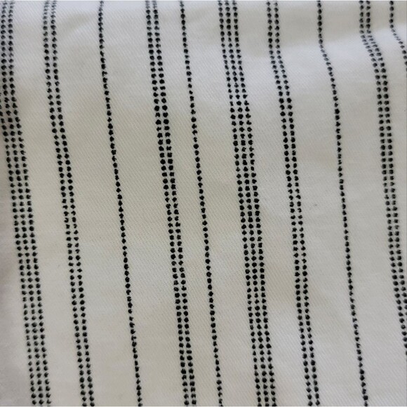 Old Navy size 6 white black stripped shorts - Picture 2 of 7